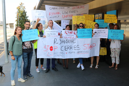 Ryanair workers protesting outside the Girona airport on September 27, 2019 (by Gerard Vilà)